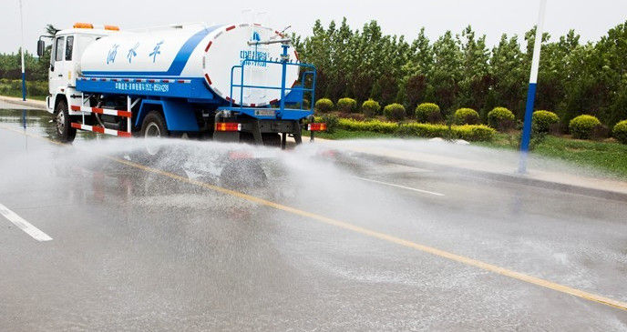 HOWO 336hp gebruikte Drijf het Type van Watervrachtwagens LHD Gemakkelijke Verrichting voor Weg het Schoonmaken