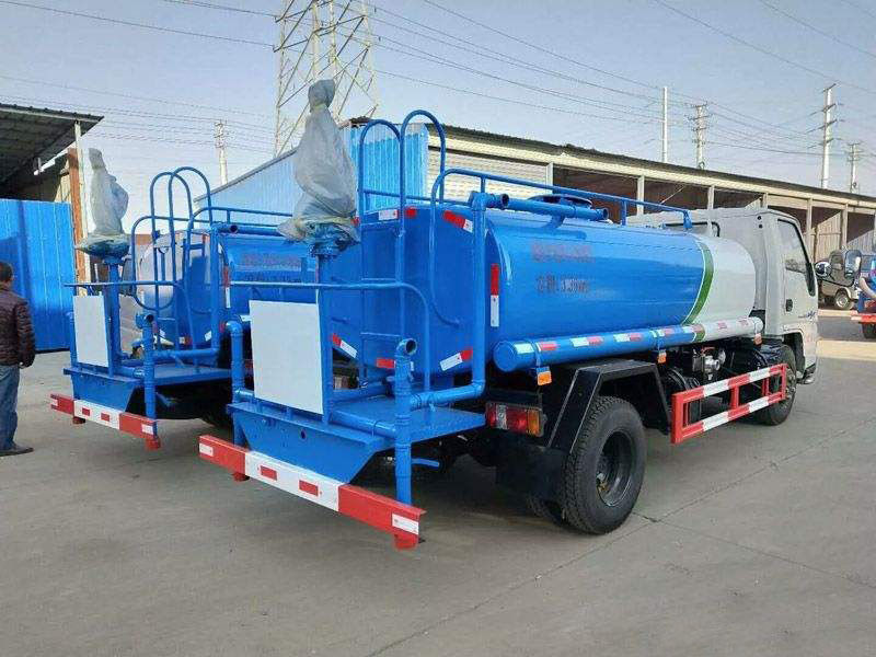 Dongfeng Gebruikte Olietanker 7350×2470×2710mm 10000L-Tankcapaciteit met Rode Diesel Motor