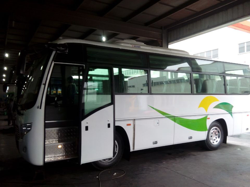2013 gebruikte het JAAR Dongfeng van de Zetels Witte Yuchai van Busbus 24-35 de Motor Middenstijl