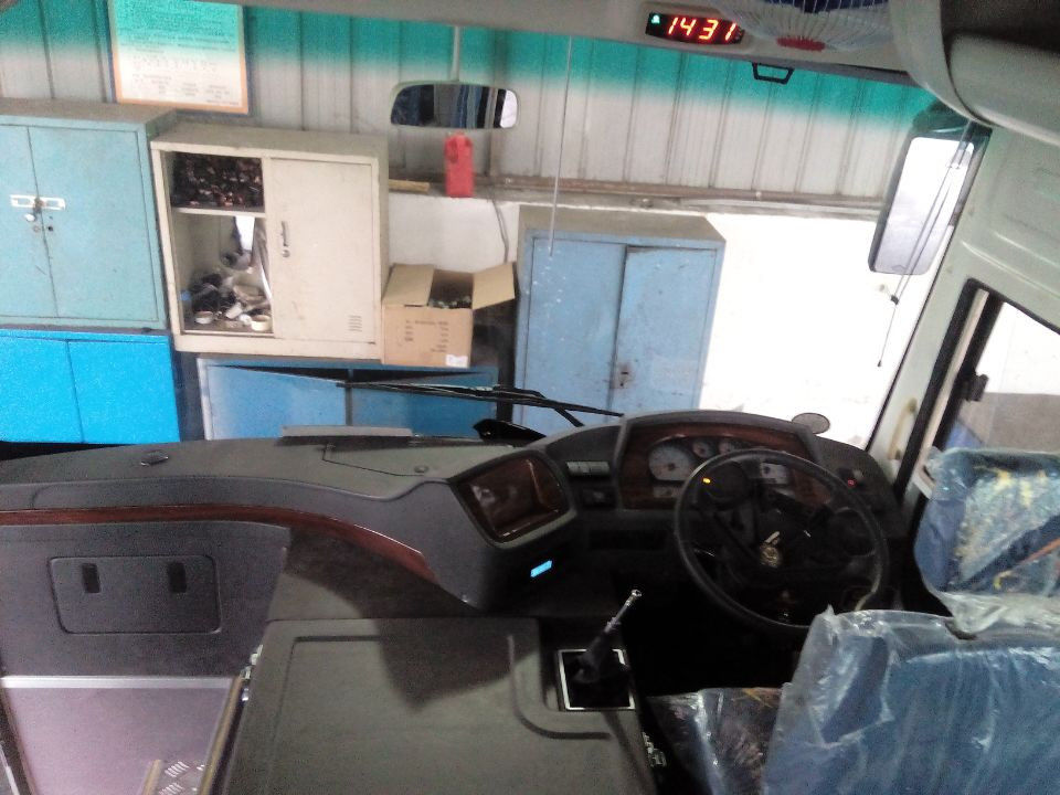 2013 gebruikte het JAAR Dongfeng van de Zetels Witte Yuchai van Busbus 24-35 de Motor Middenstijl