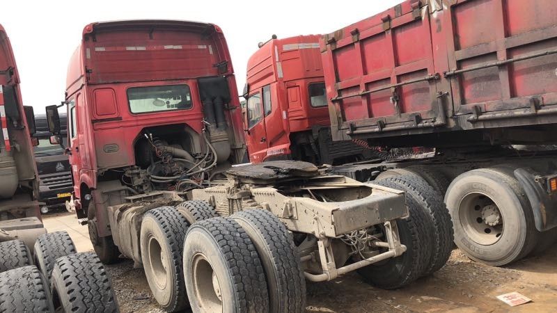 6x4 Merk van de Vrachtwagensinotruck HOWO van de aandrijvings het Wijze Gebruikte Tractor met 3 Seat