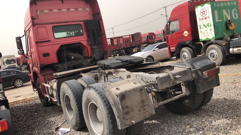 6x4 Merk van de Vrachtwagensinotruck HOWO van de aandrijvings het Wijze Gebruikte Tractor met 3 Seat