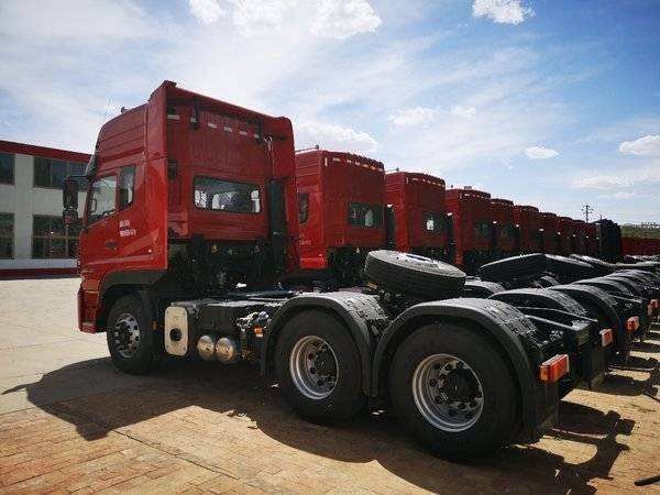 Dongfeng Gebruikte Vrachtwagenaanhangwagens, Gebruikte Tractoreenheden 7560×2500×3030mm 6×4-Aandrijvingswijze