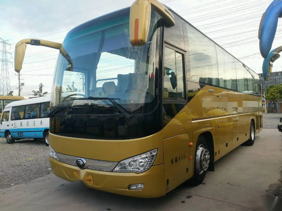 ZK6110 51 zitplaats Gebruikte Yutong Bus Geen middendeur 2+2 Layout Op maat gemaakte verf