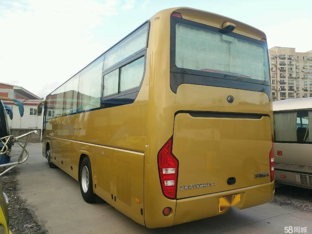 ZK6110 51 zitplaats Gebruikte Yutong Bus Geen middendeur 2+2 Layout Op maat gemaakte verf