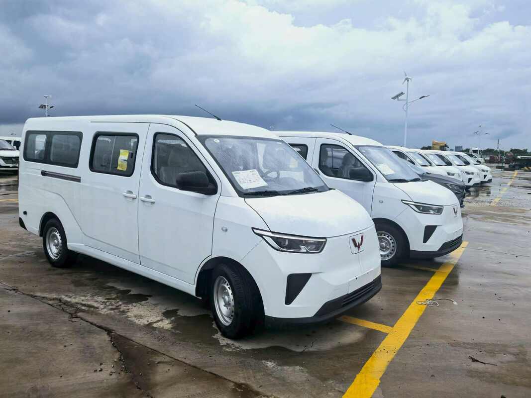 Wuling Yangguang EV, elektrische minibus, elektrische passagiersbus met 9 zitplaatsen, puur elektrische shuttlebus, lichte elektrische bus, LHD elektrische microbus