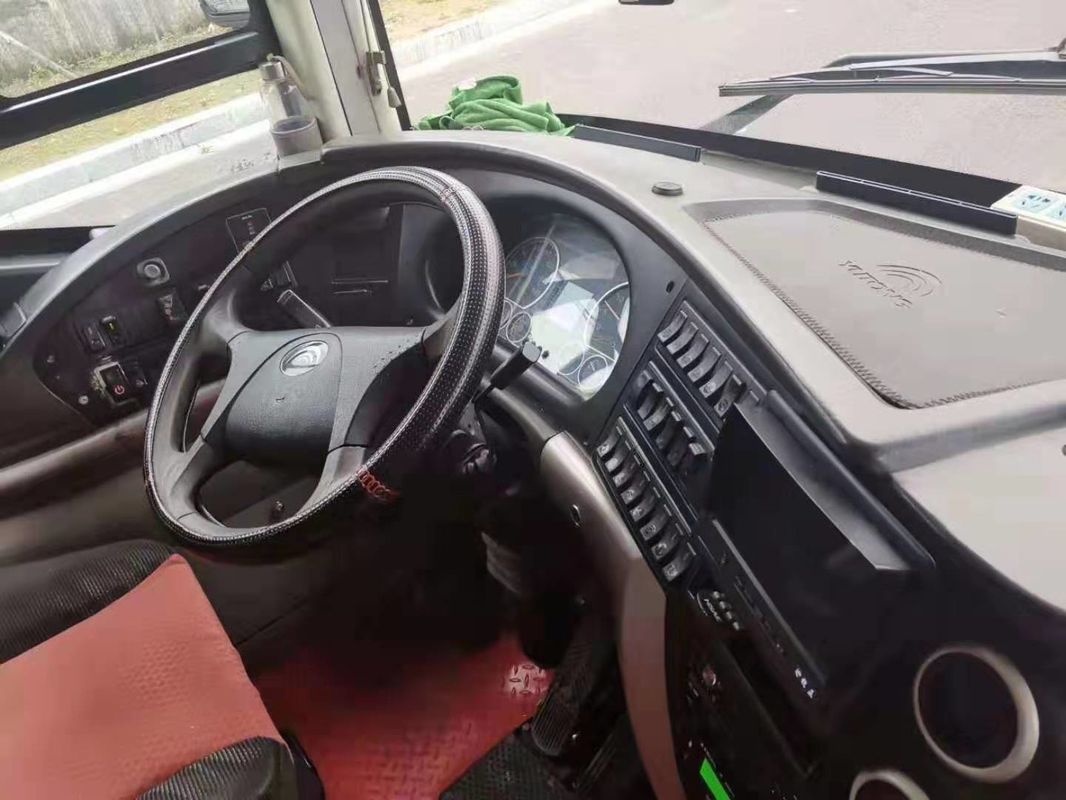 Euro Emissie Vier 49 Zetels Gebruikte Yutong-Bussen Anderhalf Onderlegger voor glazen van de Laag Tweede Hand met a/c