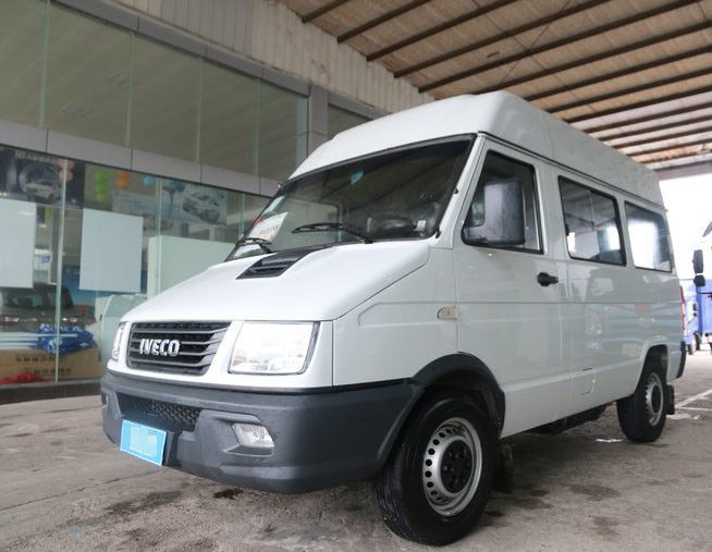 Wit Iveco-Merk Gebruikt en Nieuwe Minibus 6 Zetels 129 PK-Diesel 2013-2018 Jaar