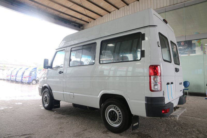 Wit Iveco-Merk Gebruikt en Nieuwe Minibus 6 Zetels 129 PK-Diesel 2013-2018 Jaar