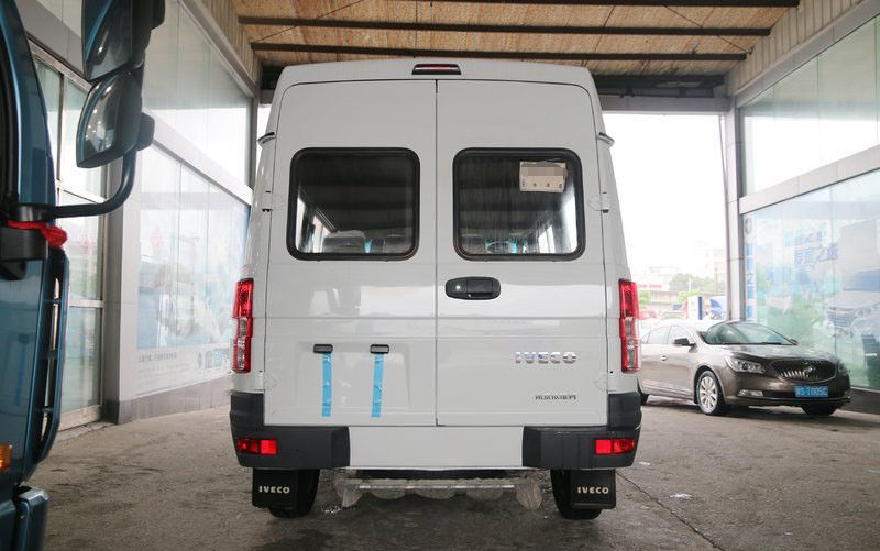 Wit Iveco-Merk Gebruikt en Nieuwe Minibus 6 Zetels 129 PK-Diesel 2013-2018 Jaar