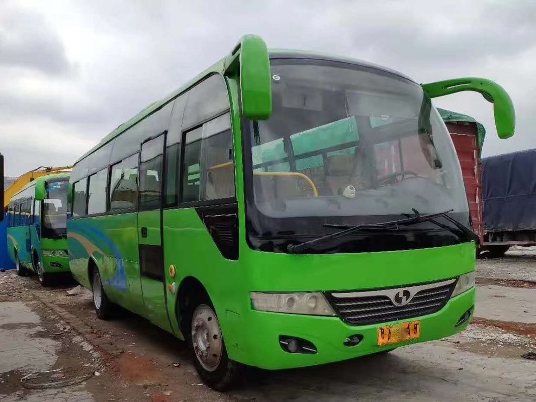 De linkerkant drijft Groene Bus 35 van de Tweede Handtoerist Seat-Diesel Euro IV 8045mm Lengte