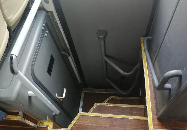 2013 Jaar Gebruikte Yutong-Bussenzk6125 Modelbus 57 Zetels met Veilig Luchtkussen/Toilet