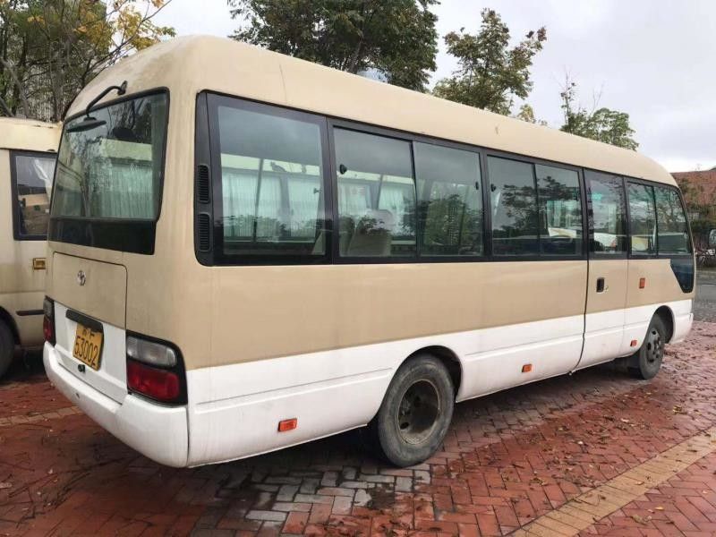 2010 Gebruikte Bus 23 Zetels15b Dieselmotor 2585mm van Jaartoyota Onderlegger voor glazen Bushoogte