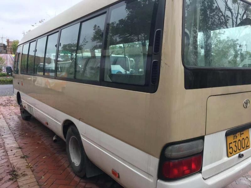 2010 Gebruikte Bus 23 Zetels15b Dieselmotor 2585mm van Jaartoyota Onderlegger voor glazen Bushoogte