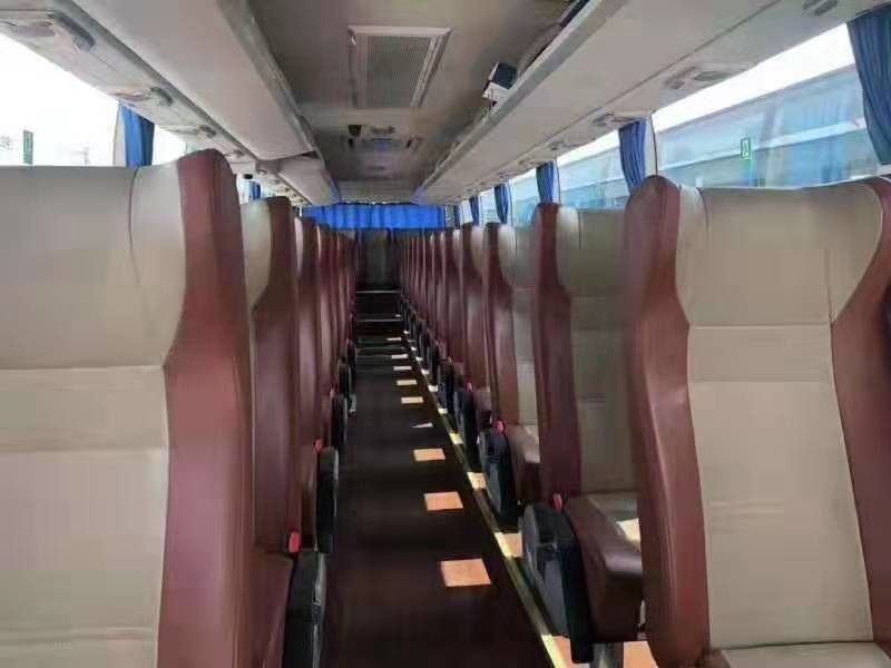 Yutong 6122 Reeksen 55 van de de busbus van de zetels Tweede hand van de diesel LHD 2017 de Luxezetels jaar witte kleur met Automatische deur
