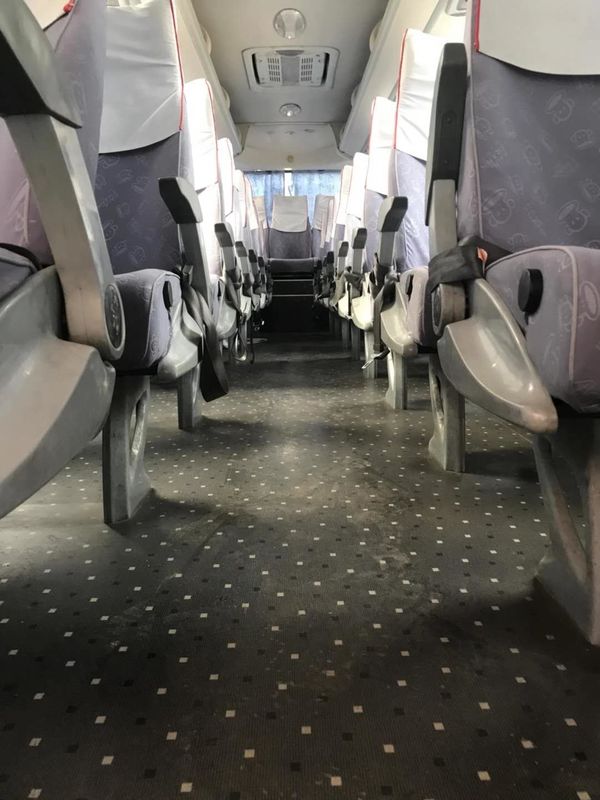 Het Kinglongmerk gebruikte de Handbus XMQ6898 39seats van Sencond van de Reisbus met AC de Achter Goede Voorwaarde van de Motor Blauwe en Witte Kleur