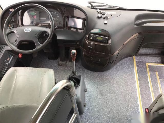 De lage van de de Chassis Euro III Goede Voorwaarde van het Kilometerluchtkussen Dubbele Deuren Gebruikte Modelklq6129 53 Zetels van de Busbus higer brand