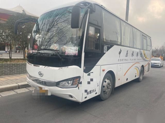 De gebruikte Hogere Bus Modelklq6882 39 van de de passagiersbus van het Zetelsstaal chassis gebruikte achter verlaten de motor162kw enige deuren van Yuchai stuurt