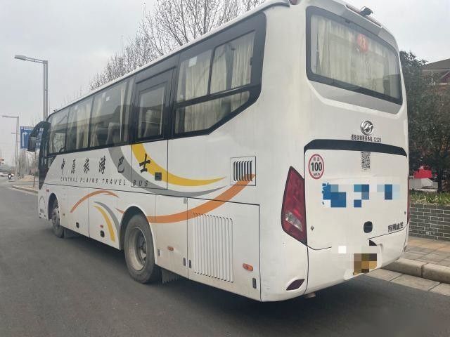 De gebruikte Hogere Bus Modelklq6882 39 van de de passagiersbus van het Zetelsstaal chassis gebruikte achter verlaten de motor162kw enige deuren van Yuchai stuurt
