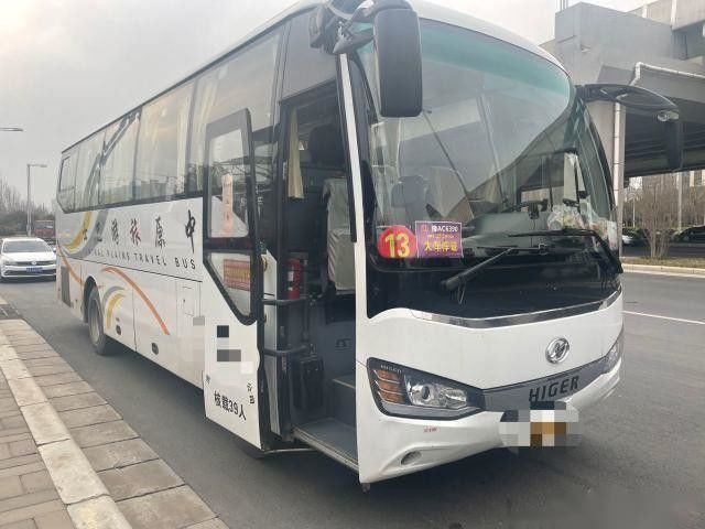 De gebruikte Hogere Bus Modelklq6882 39 van de de passagiersbus van het Zetelsstaal chassis gebruikte achter verlaten de motor162kw enige deuren van Yuchai stuurt