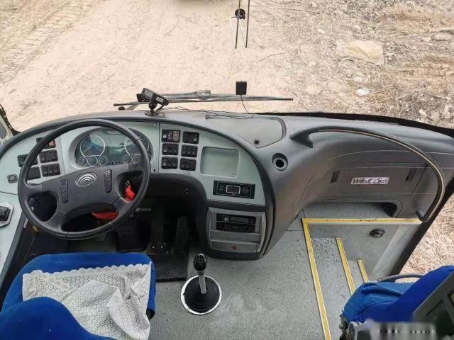 Yutong ZK6107 gebruikte het Staalchassis van Busbus for africa 47 Zetels Verlaten het Sturen Euro III Goede Voorwaarde Lage Kilometer