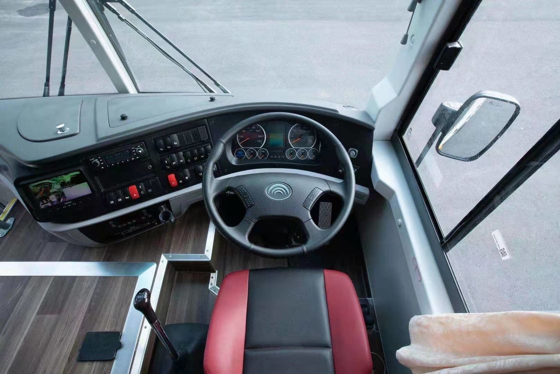 Gloednieuwe Yutong-Bus ZK6126 Dubbel Axle With 58 Zetels Witte Kleur in Bevorderings Achtermotor