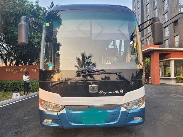 De gebruikte zhongtong bus LCK6119 48 chassis van het de motorluchtkussen van zetels de achteryuchai verdubbelt de linkeraandrijving van de deuren naakte verpakking