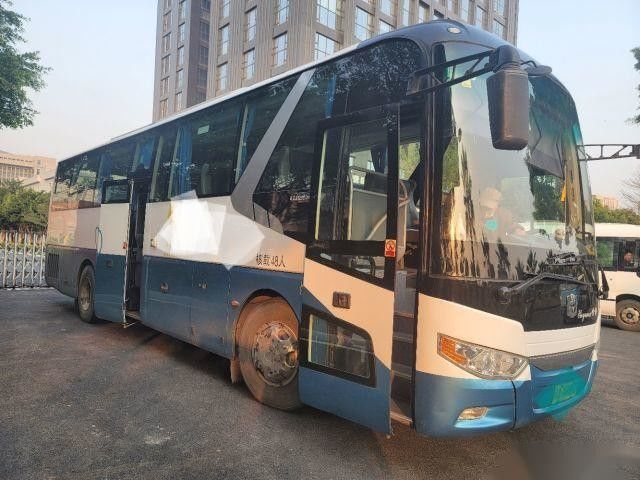 De gebruikte zhongtong bus LCK6119 48 chassis van het de motorluchtkussen van zetels de achteryuchai verdubbelt de linkeraandrijving van de deuren naakte verpakking