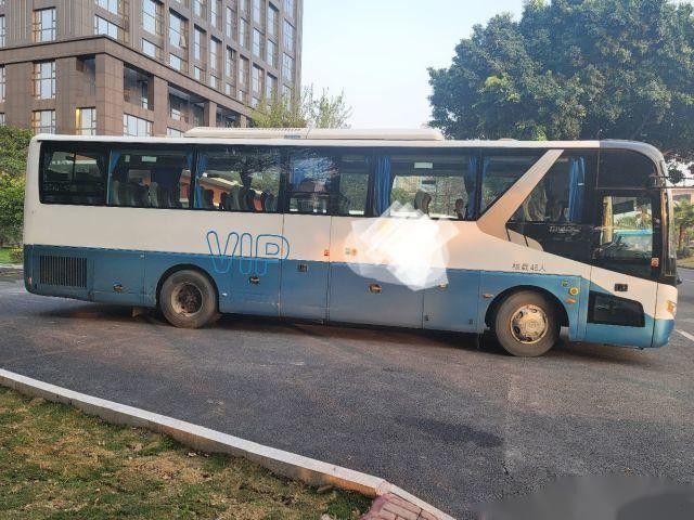 De gebruikte zhongtong bus LCK6119 48 chassis van het de motorluchtkussen van zetels de achteryuchai verdubbelt de linkeraandrijving van de deuren naakte verpakking