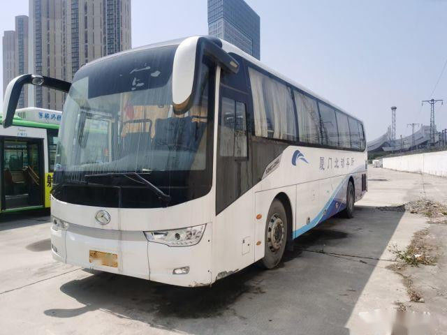 XMQ6119 gebruikte Kinglong vervoert 56 Zetels per bus 2+3 Lay-out Gebruikte van de Motor Dubbele Deuren van de Reisbus Achterchassis van het de Aandrijvingsluchtkussen Linker