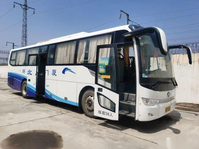 XMQ6119 gebruikte Kinglong vervoert 56 Zetels per bus 2+3 Lay-out Gebruikte van de Motor Dubbele Deuren van de Reisbus Achterchassis van het de Aandrijvingsluchtkussen Linker
