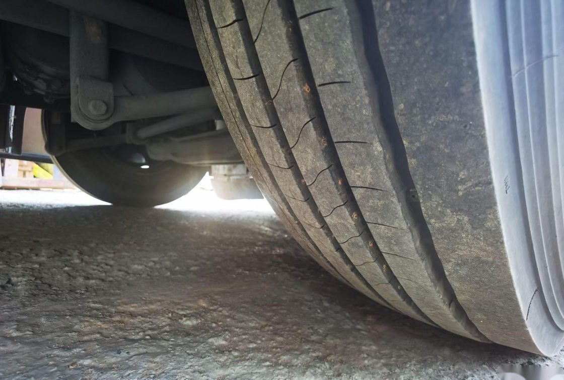 De gebruikte het Merkzk6116 48 Zetels van Yutong van de Reisbus verdubbelen van het de Busluchtkussen van de Deurenpassagier de Chassis Naakte Verpakking Verlaten Leiding