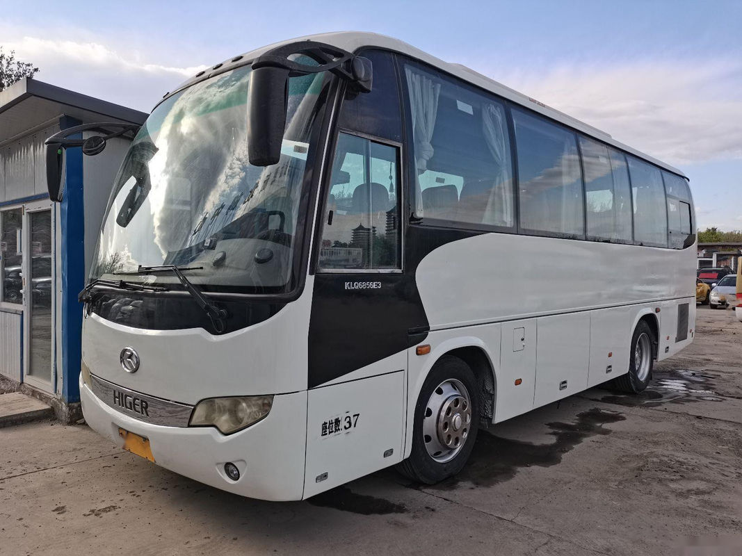 De gebruikte Zetels van de Reisbus KLQ6856 37 Verlaten de Chassis van het Leidingsstaal Euro III Gebruikte Hogere Bus