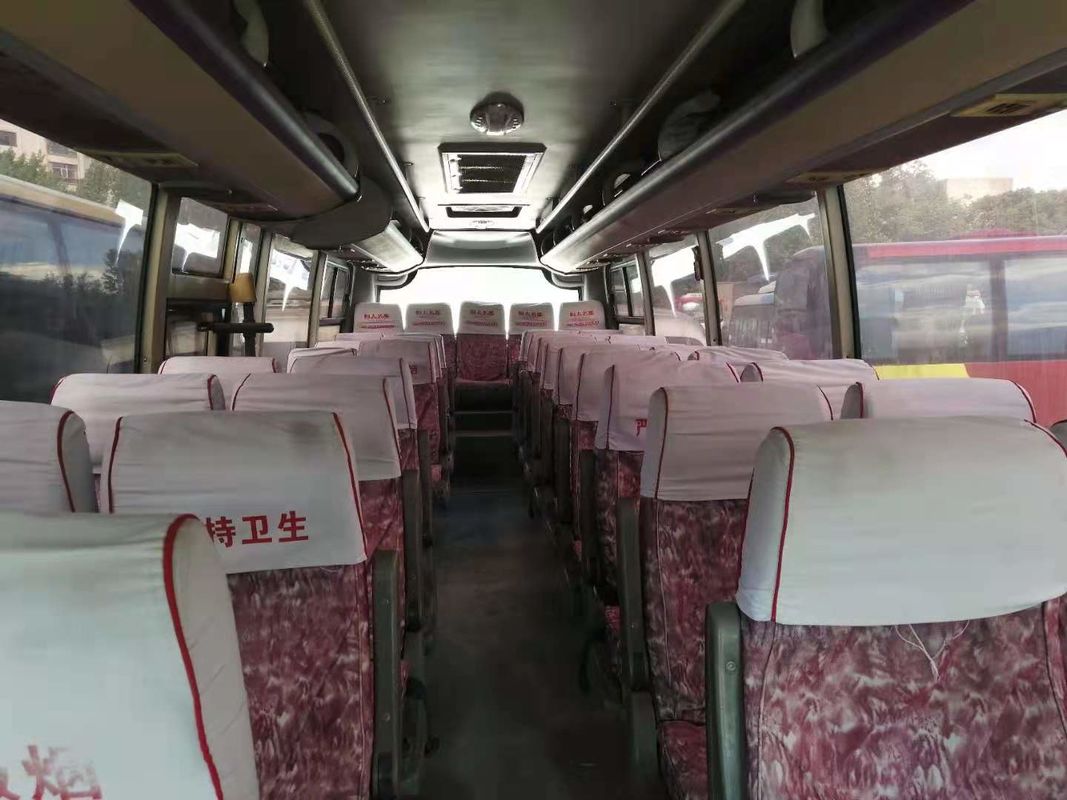 De gebruikte Kinglong-Lage Kilometer van Busxmq6900 Dubbele Deuren 39seats verliet de Chassis van het Leidingsstaal