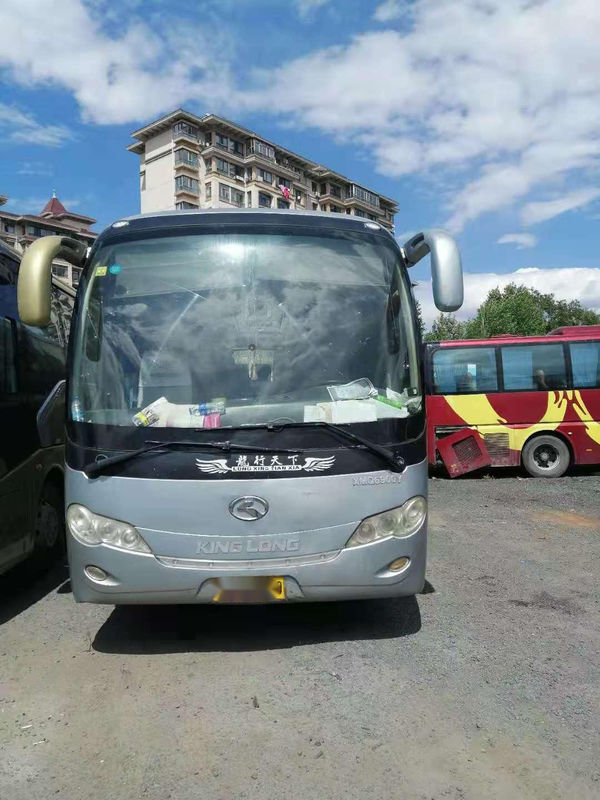 De gebruikte Kinglong-Lage Kilometer van Busxmq6900 Dubbele Deuren 39seats verliet de Chassis van het Leidingsstaal
