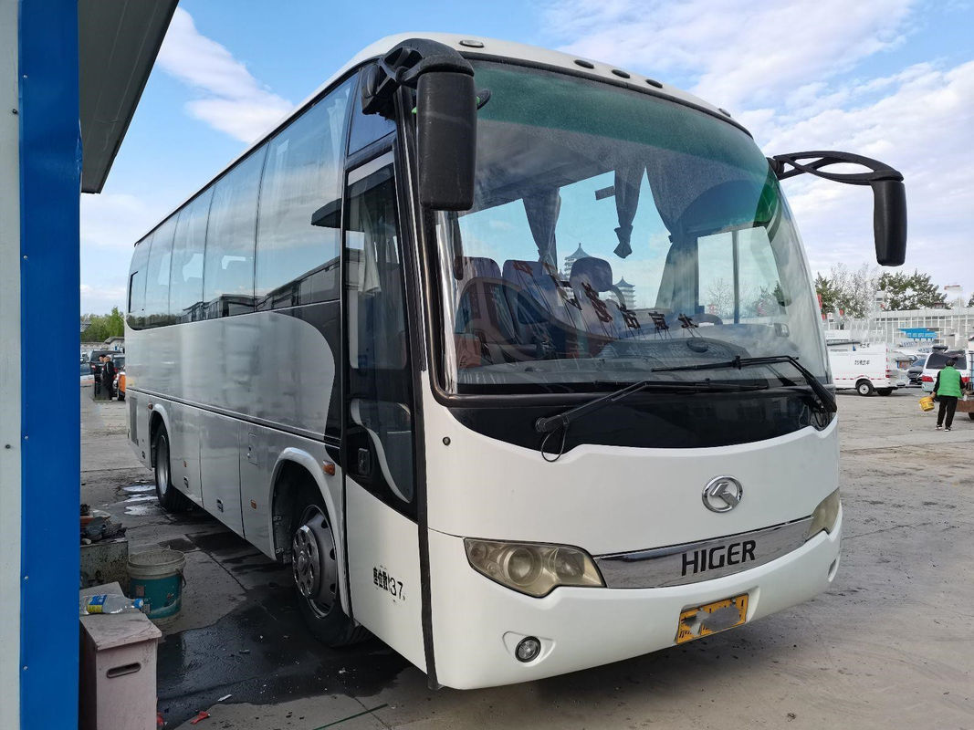 Gebruikte Hogere Bus KLQ6856 37 van de Chassis de Achteryuchai van het Zetelsstaal van de de Motor Linkeraandrijving Goede Voorwaarde met AC