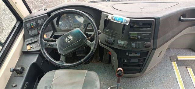 De gebruikte Reisbus voor Afrika gebruikte de Gouden van het Luchtkussenchassis van Dragon Bus Yuchai Rear Engine 233kw 53seats Euro IV Lage Kilometer