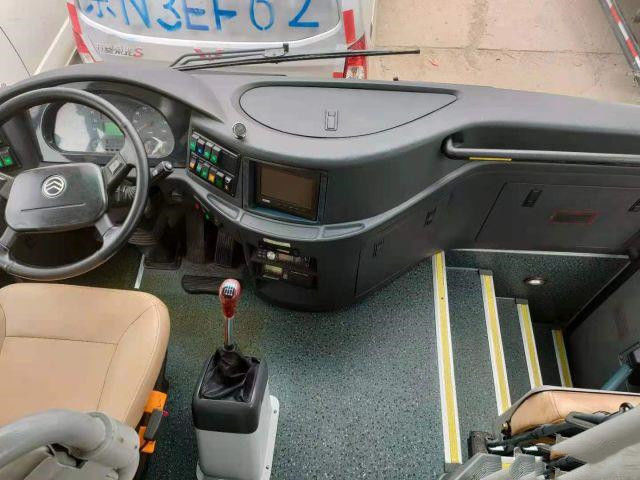 De gebruikte Gouden Chassis van het de Zetelsstaal van Dragon Bus XML6113J 51 gebruikten de Motor 197kw Euro V van Yuchai van de Reisbus