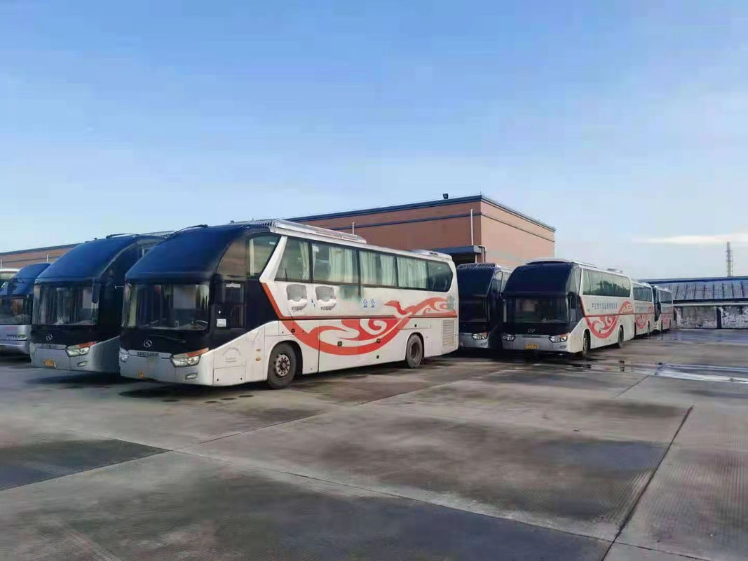 Gebruikte Kinglong-Bus 55 Zetels verdubbelt de Windscherm Gebruikte Chassis van het de Kilometerluchtkussen van de Reisbus Lage