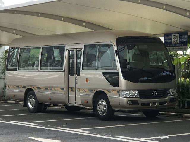 2010 Jaar 20 de Zetels Gebruikte van de Benzinemotor Gebruikte Mini Bus Toyota Coaster Bus van de Onderlegger voor glazenbus 2TR Linkerleiding