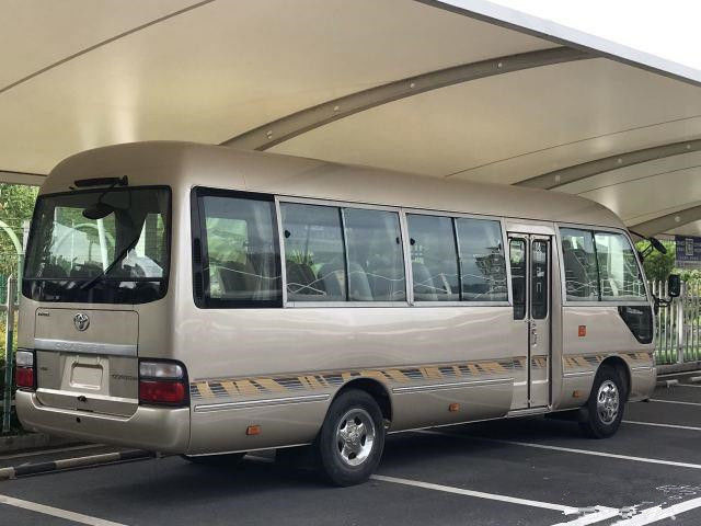 2010 Jaar 20 de Zetels Gebruikte van de Benzinemotor Gebruikte Mini Bus Toyota Coaster Bus van de Onderlegger voor glazenbus 2TR Linkerleiding
