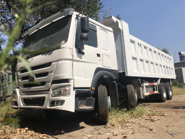De gebruikte Multi van de de Vrachtwagen8x4 Aandrijving van Kleurenhowo Drump Wijze Sinotruk Howo 375Hp Tipper Truck