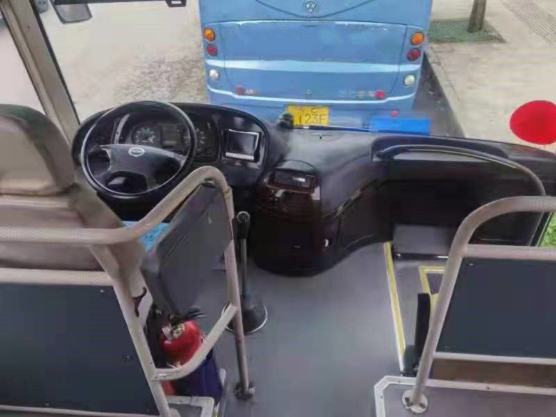 Hogere Bus in de Lange Gebruikte Bus Buses 65 Zetels RHD Front Engine 2+3 van Tanzania KLQ6129 Yutong de Onderlegger voor glazenbus van Lay-outtoyota