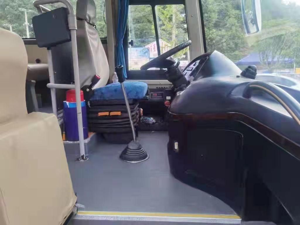 Hogere Bus in de Lange Gebruikte Bus Buses 65 Zetels RHD Front Engine 2+3 van Tanzania KLQ6129 Yutong de Onderlegger voor glazenbus van Lay-outtoyota