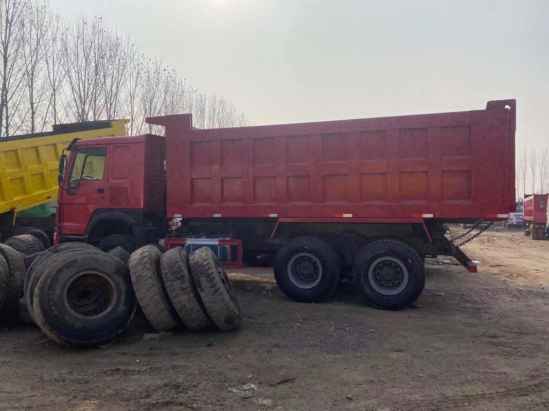 Gebruikte Howo-Stortplaatsvrachtwagen 6*4 die Modelright hand driving-Manierwd615.47 Euro 2 drijven