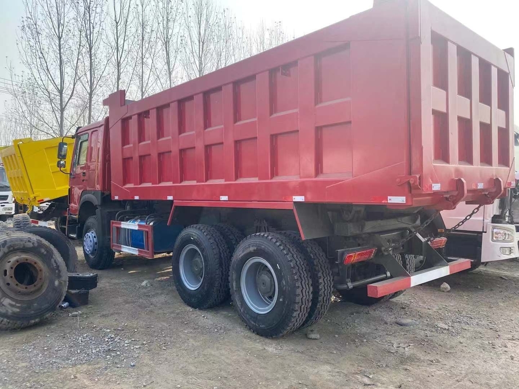 Gebruikte Howo-Stortplaatsvrachtwagen 6*4 die Modelright hand driving-Manierwd615.47 Euro 2 drijven