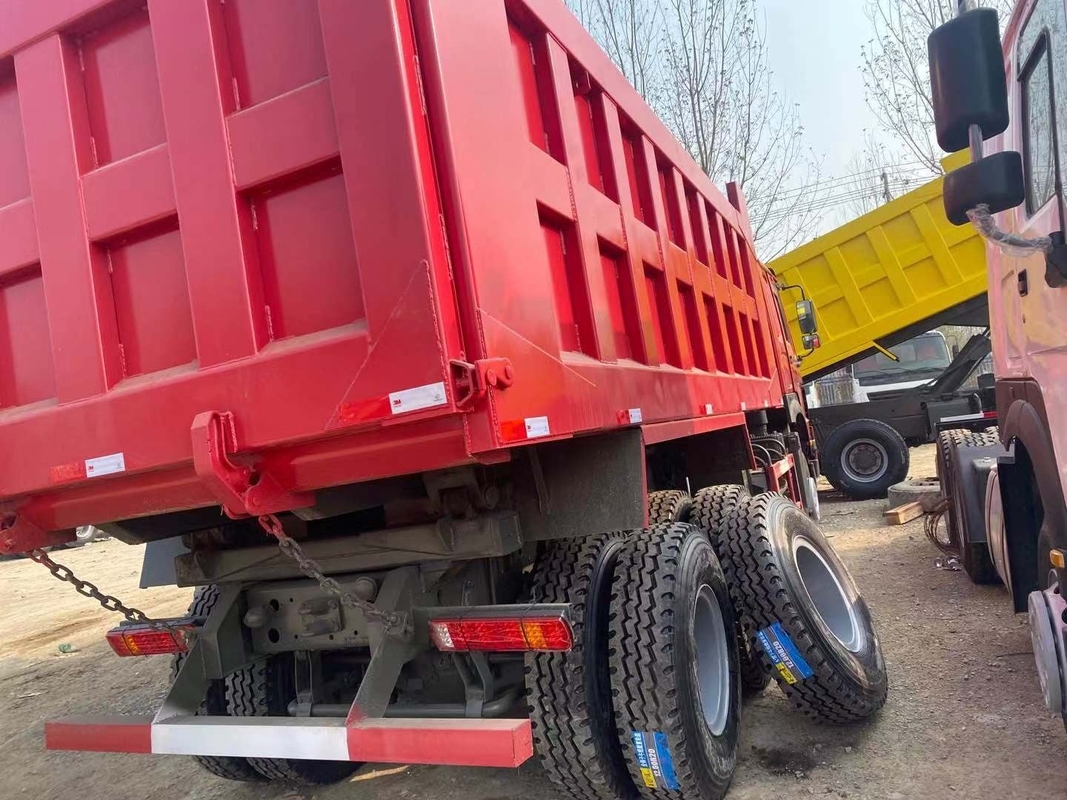 Gebruikte Howo-Stortplaatsvrachtwagen 6*4 die Modelright hand driving-Manierwd615.47 Euro 2 drijven