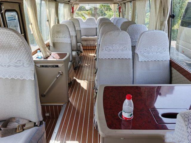 De Gebruikte Bus van Toyota Onderlegger voor glazen met Volledig Materiaal 20 de Zetels Gebruikte van het het Jaar Glijdende Venster van Mini Bus In 2012 Bus van de Benzinemunual