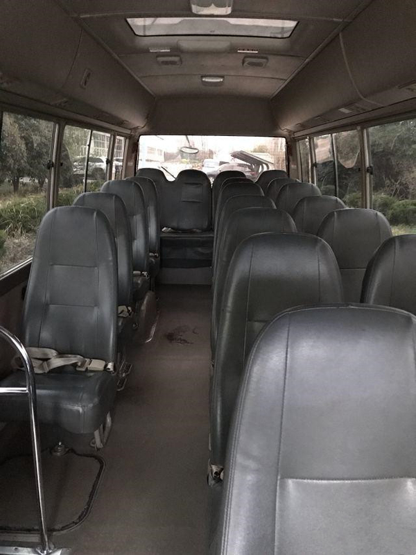 De tweedehandse Toyota-de Benzinebus van de Onderlegger voor glazenbus 3TR gebruikte 23 Zetels Mini Buses in het Jaargebruik van 2013