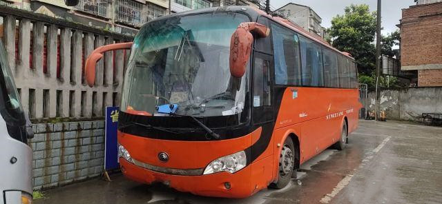 De gebruikte Yutong-Reisbussen ZK6998 gebruikten 39 de Luxebussen van Buses Used Intercity Zetels van de de Diesel Motorbus van Yuchai in het Jaar van 2014